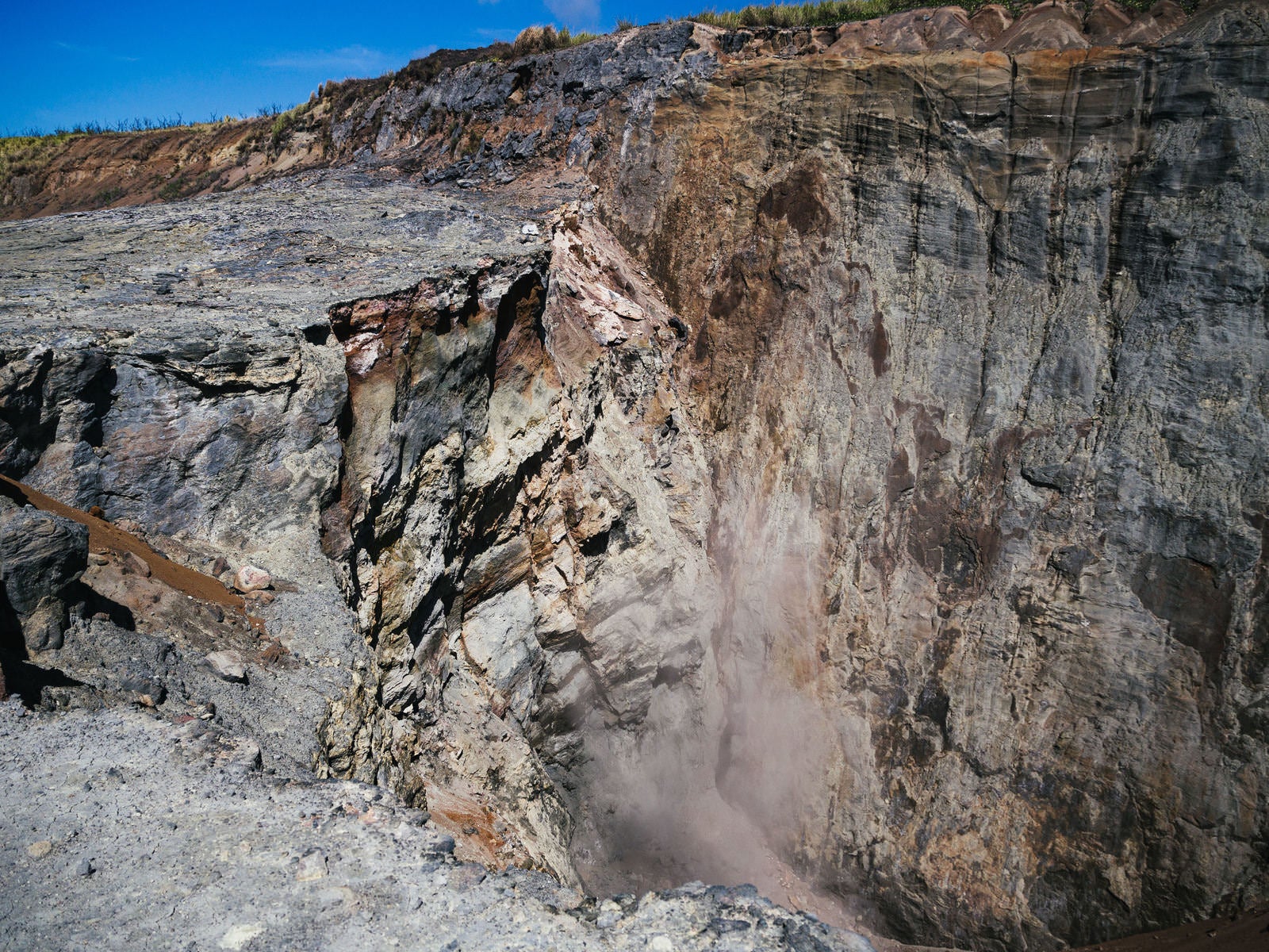 過去の噴火によって陥没した鶯地獄の壁面 photo