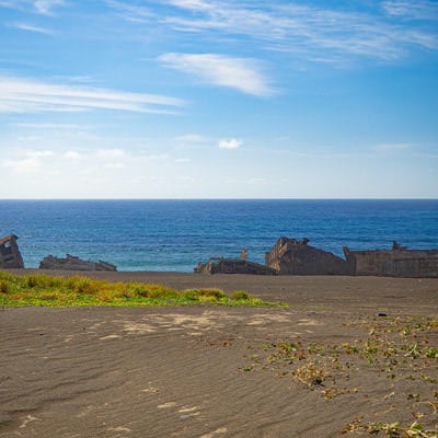 戦後米軍が港湾整備のために海に沈めたコンクリート船が海底隆起によって姿を現した沈船群の写真