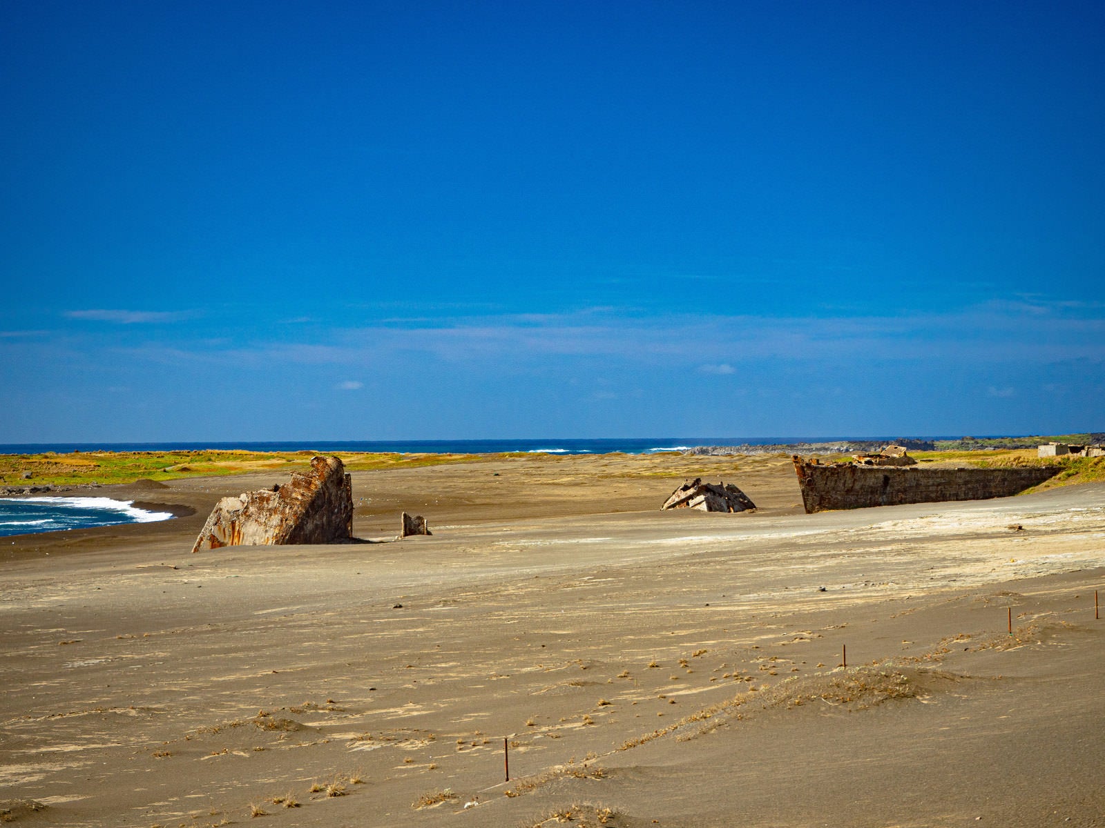 「千鳥ヶ浜（西海岸）に横たわるぼろぼろに朽ちた船の残骸」の写真