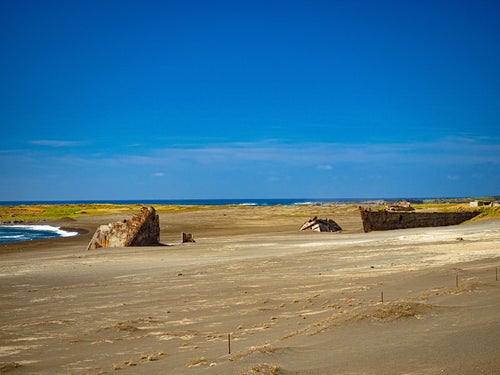 千鳥ヶ浜（西海岸）に横たわるぼろぼろに朽ちた船の残骸の写真