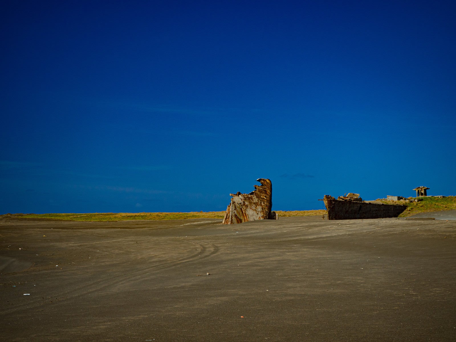 「青い空と船形の残骸（硫黄島）」の写真