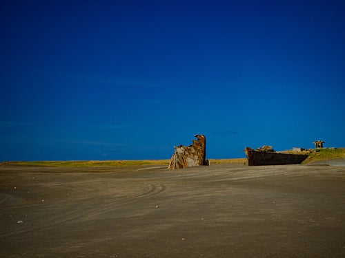 青い空と船形の残骸（硫黄島）の写真