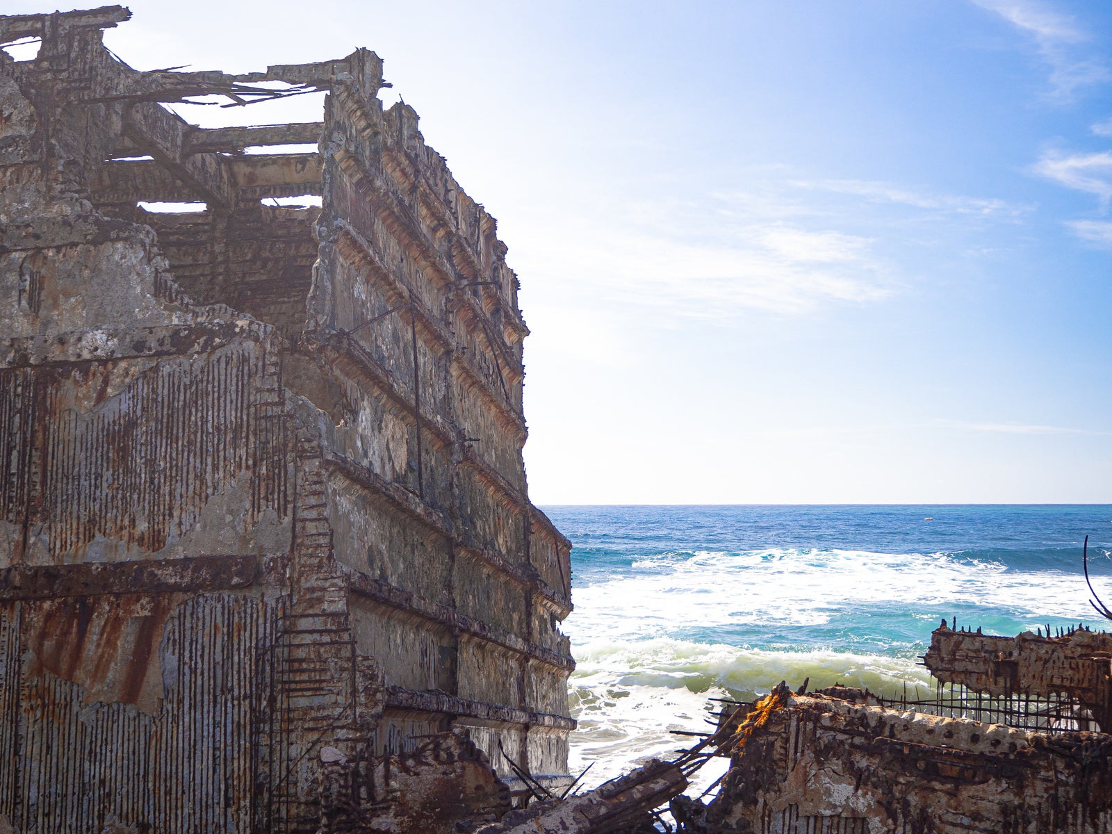 海岸に打ち上げられたボロボロのコンクリート船の残骸