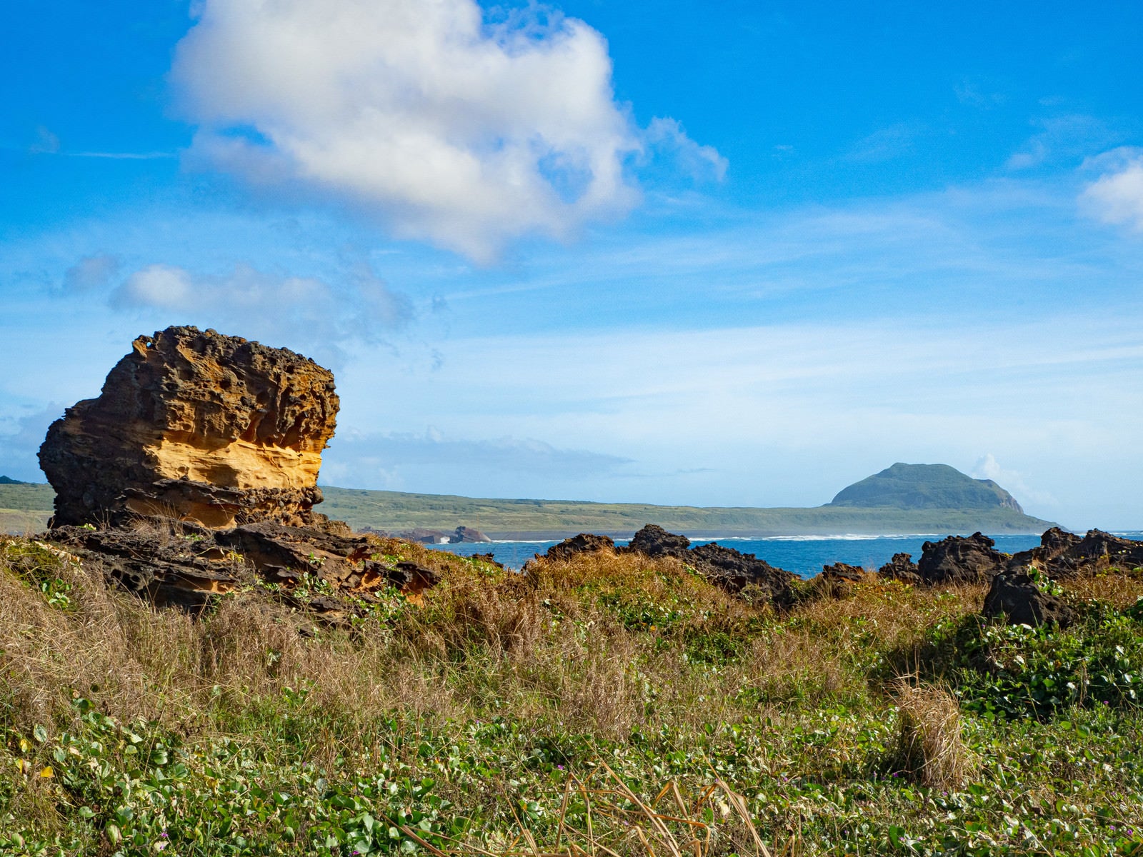 「釜岩から摺鉢山を望む」の写真