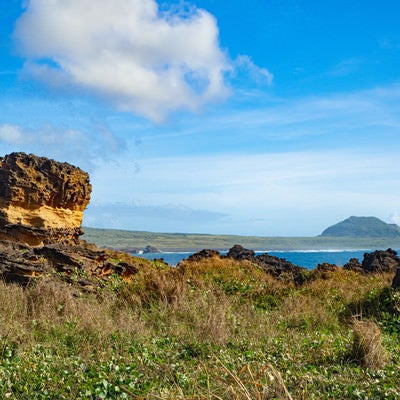 硫黄島の釜岩から摺鉢山を望む海岸景観の写真