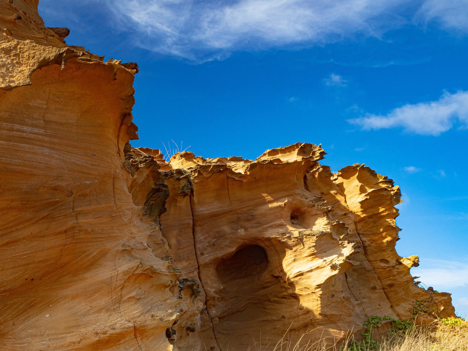 「奇怪な岩が見られる硫黄島釜岩」の写真