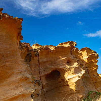 奇怪な岩が見られる硫黄島釜岩の写真