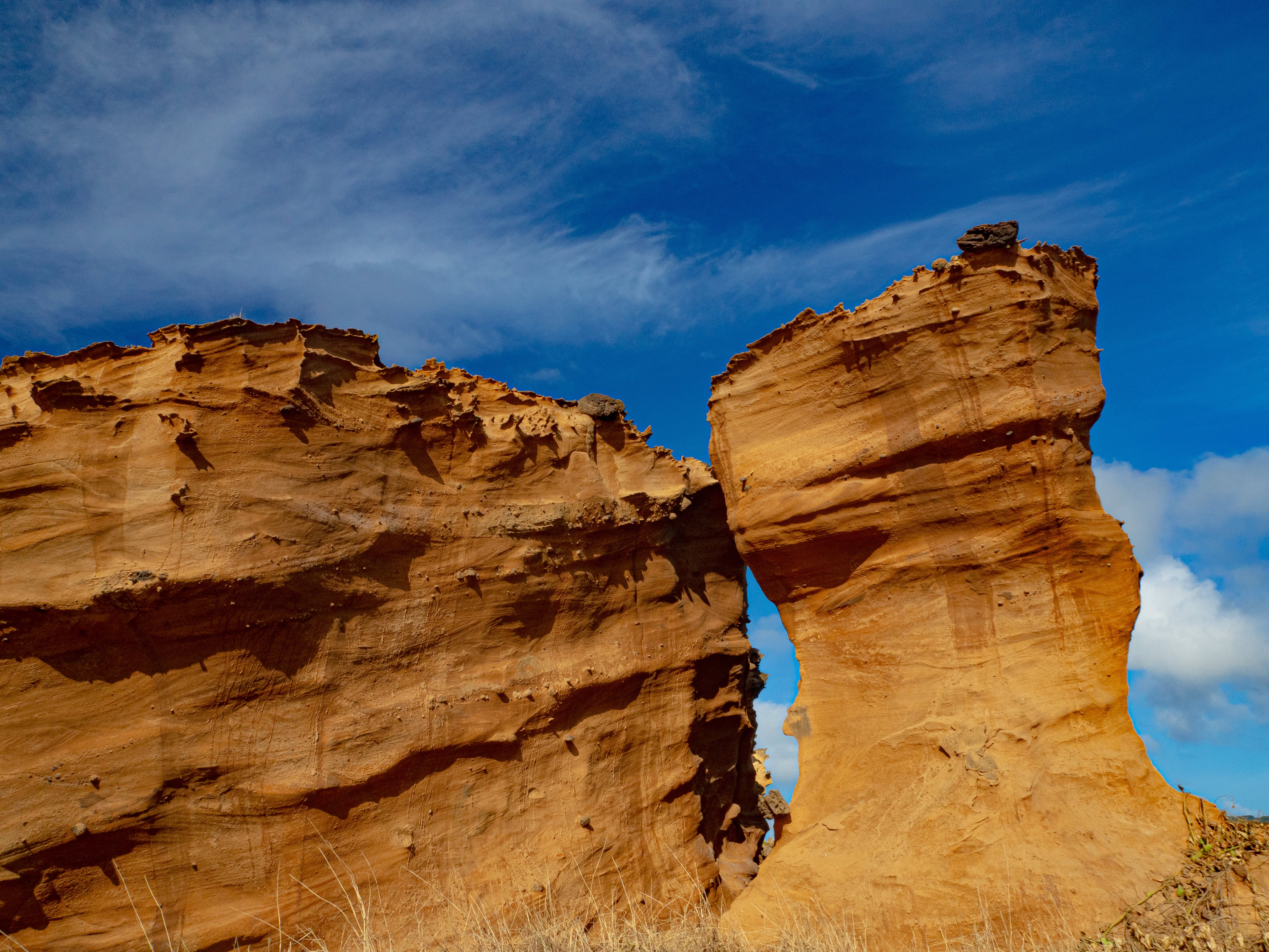 波や風の浸食を受けた岩が独特の姿を見せるの無料の写真素材 - ID