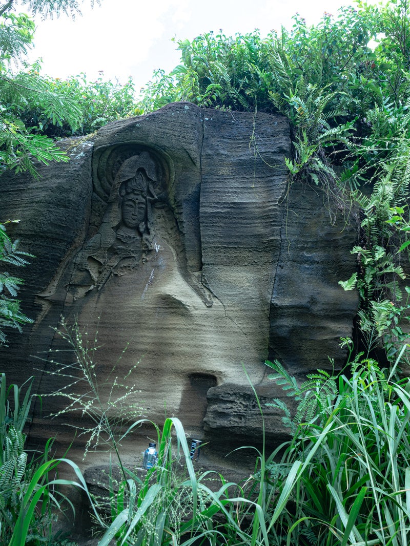 「硫黄島の崖に刻まれた平成観音」の写真