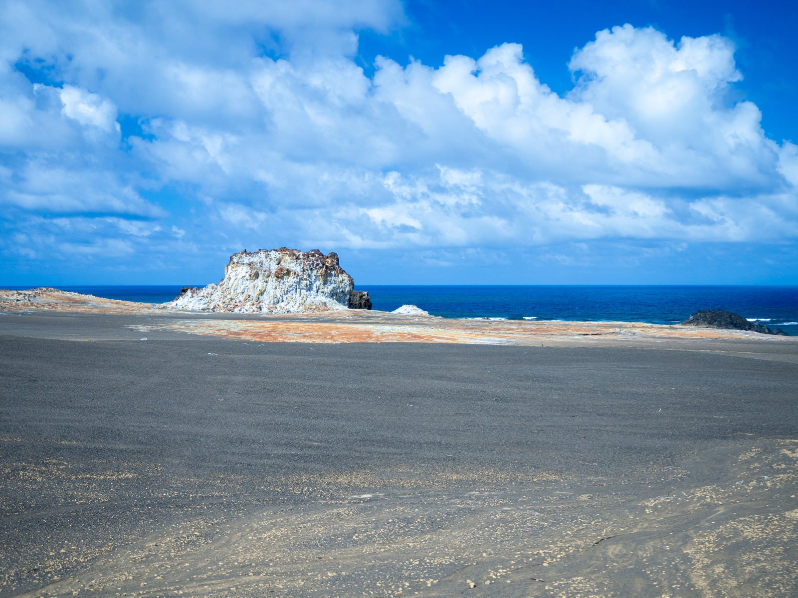 「日出浜側から見た金剛岩」の写真