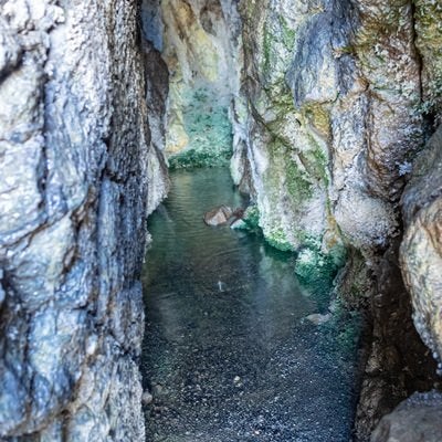 岩の奥に溜まる銀明水の写真