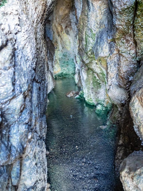 岩の奥に溜まる銀明水の写真