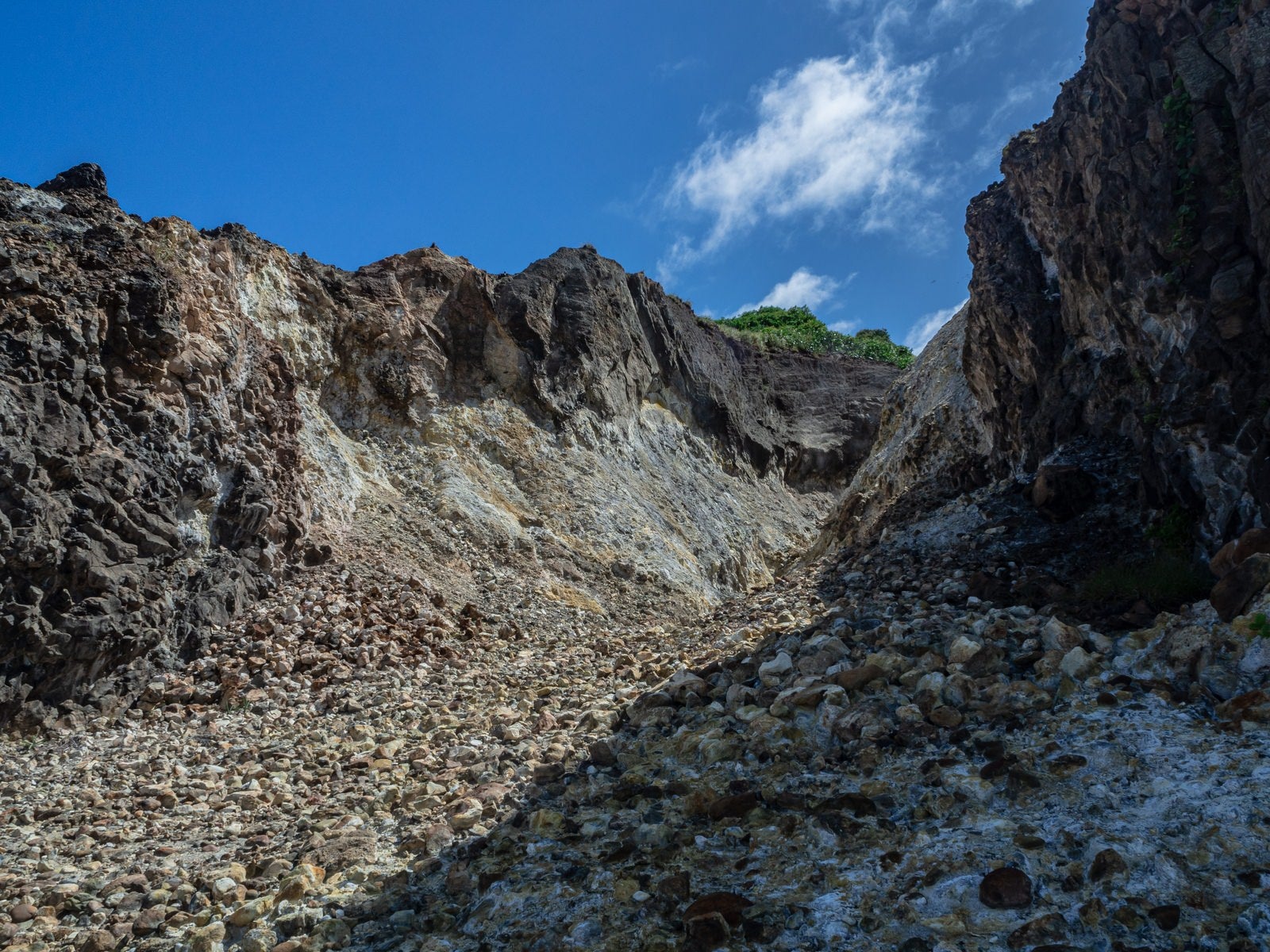 「銀明水横の岩がゴロゴロと転がる大涌谷」の写真