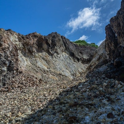 銀明水横の岩がゴロゴロと転がる大涌谷の写真