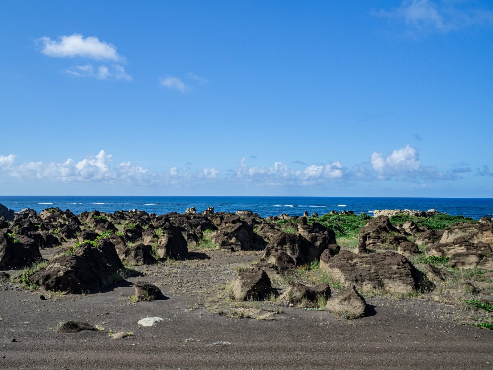 「ごつごつとした岩がいくつも並ぶ北の鼻の海岸」の写真