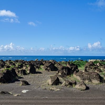 ごつごつとした岩がいくつも並ぶ北の鼻の海岸の写真