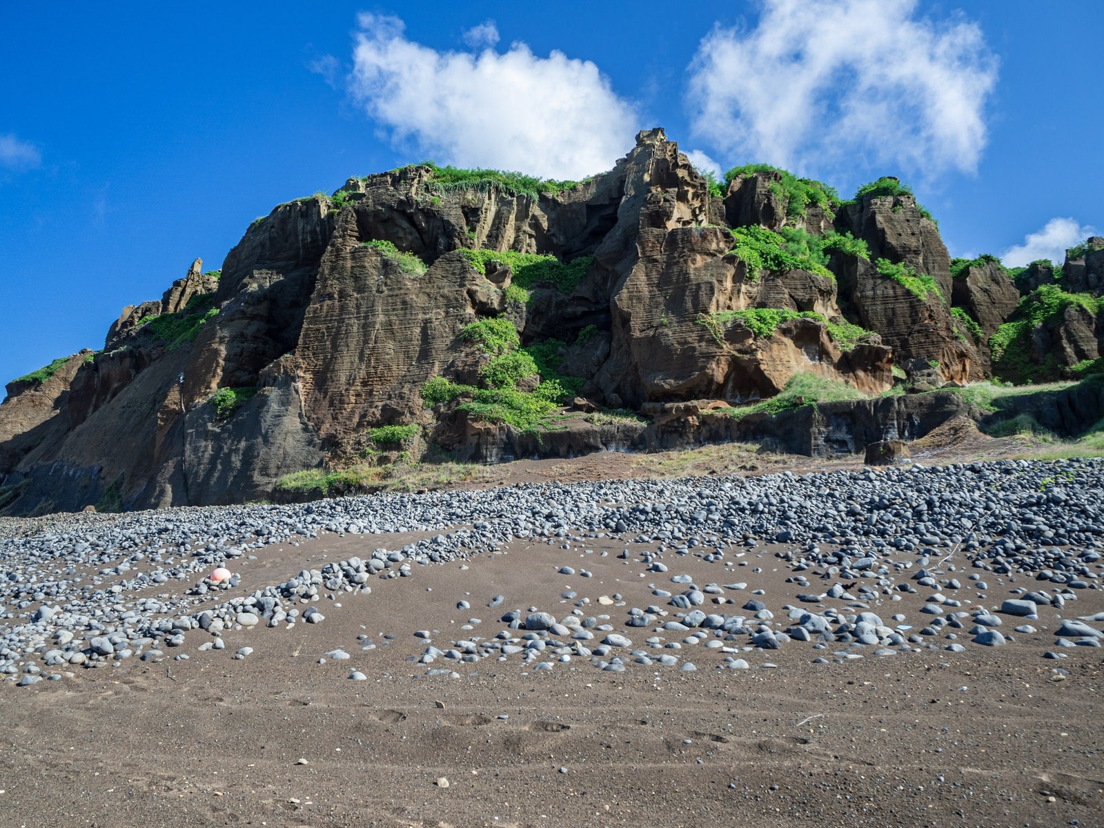 「北の鼻の断崖と石積」の写真