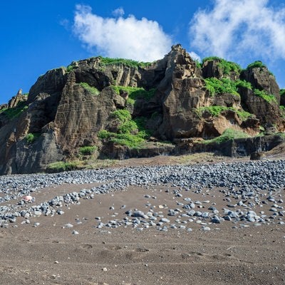 北の鼻の断崖と石積の写真