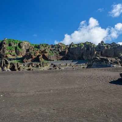 北の鼻の海岸側から観る岸壁とその足元の石積の写真