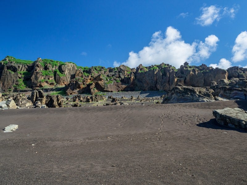 北の鼻の海岸側から観る岸壁とその足元の石積の写真