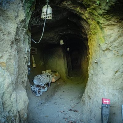 ▲給水部壕に残る軍機密のろ過機（浄水器）の写真