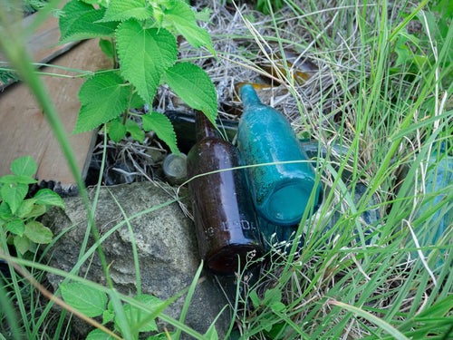 給水部壕口に残る空き瓶の写真