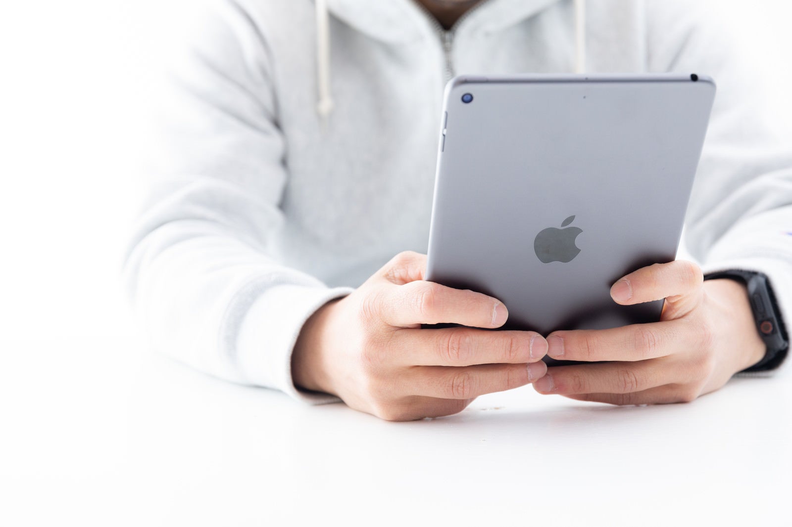 「新型iPadminiを両手で持った感触」の写真