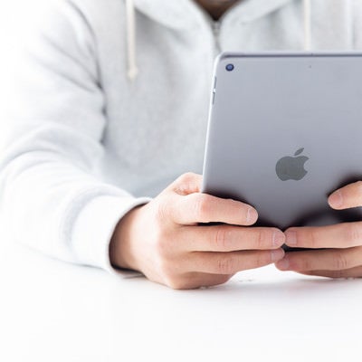 新型iPadminiを両手で持った感触の写真