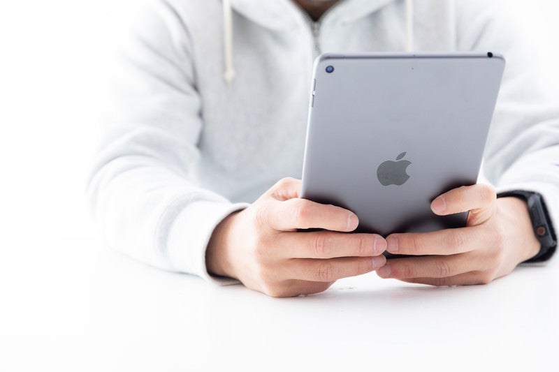 新型iPadminiを両手で持った感触の写真