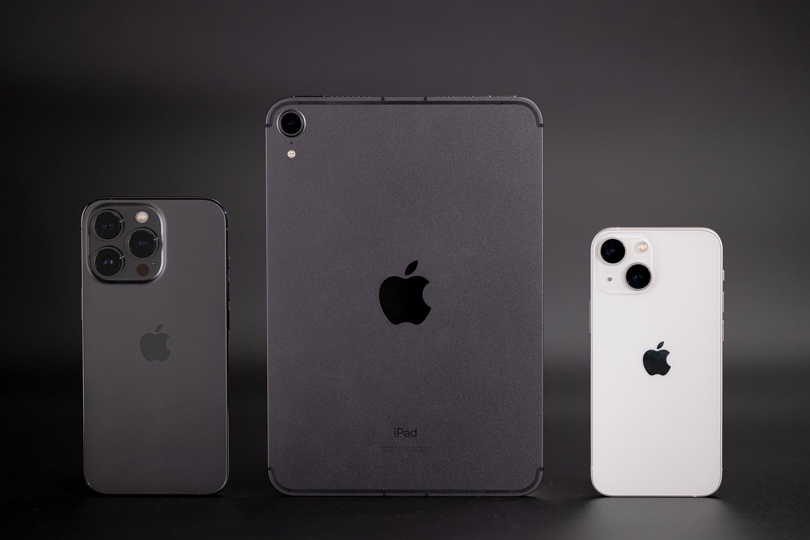 「iPhone 13 Pro と iPad mini（第6世代）と iPhone 13 mini」の写真