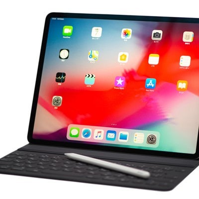 Apple pencilを乗せた12.9インチ iPad Pro 2018とSmart Keyboard Folioの写真