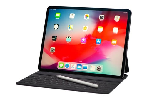 Apple pencilを乗せた12.9インチ iPad Pro 2018とSmart Keyboard Folioの写真