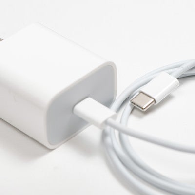 18W USB-C充電ケーブルとUSB-C電源アダプタの写真