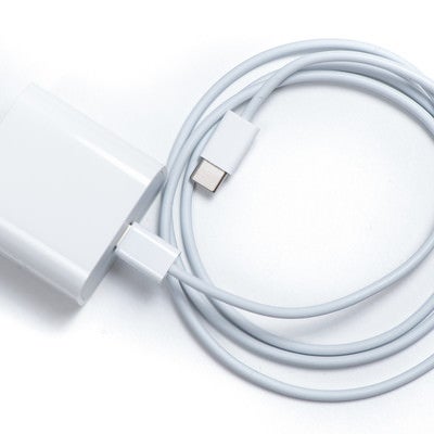 USB-C充電ケーブルとUSB-C電源アダプタ（iPad Pro 2018）の写真
