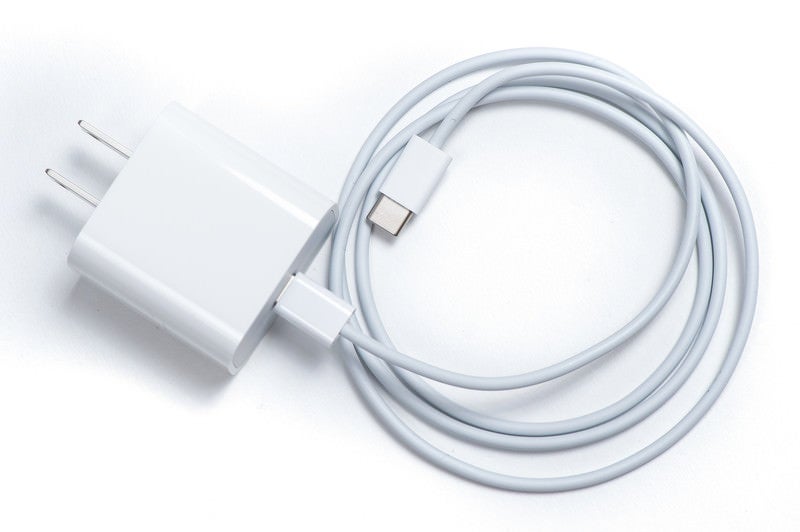 USB-C充電ケーブルとUSB-C電源アダプタ（iPad Pro 2018）の写真