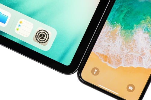 12.9インチ iPad Pro 2018とiPhone Xのベゼル比較の写真