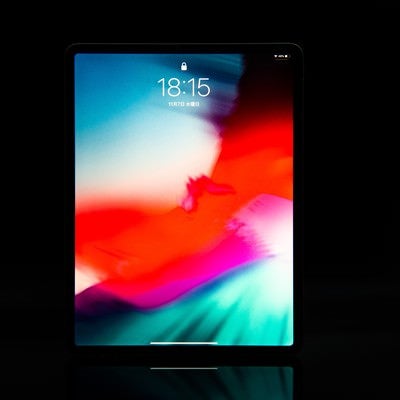 12.9インチ iPad Pro 2018のディスプレイ（黒バック）の写真