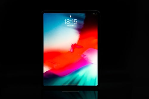 12.9インチ iPad Pro 2018のディスプレイ（黒バック）の写真