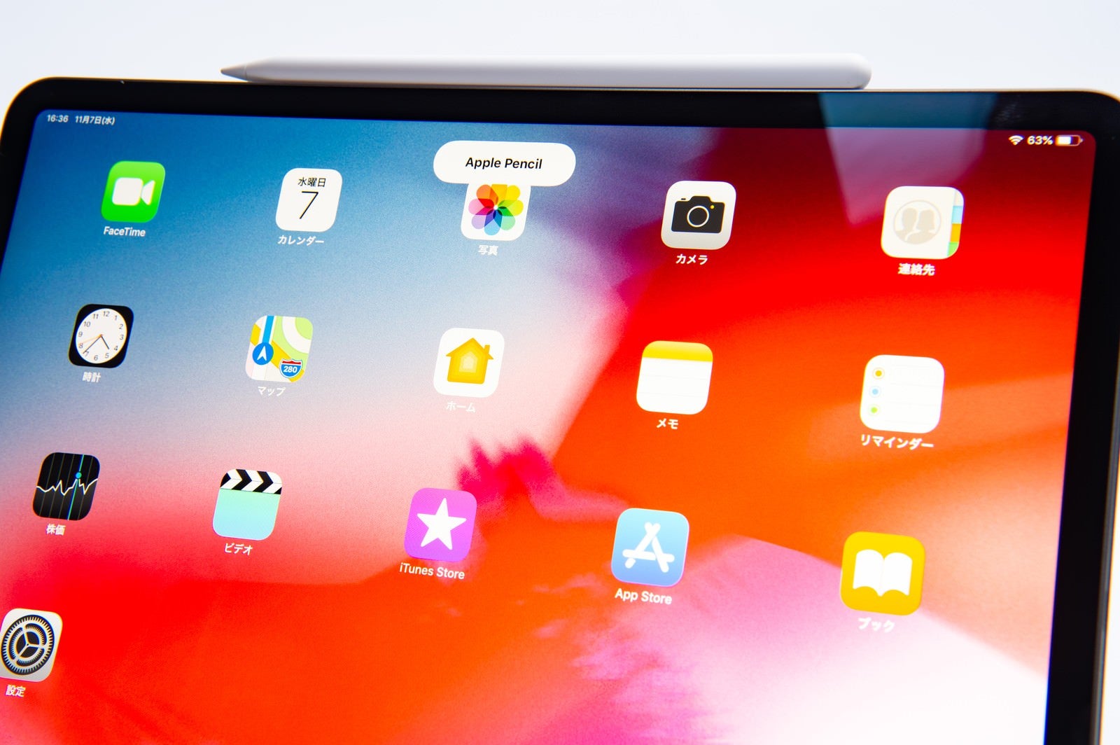 「iPad Pro 2018の側面に装着されたApple pencil」の写真