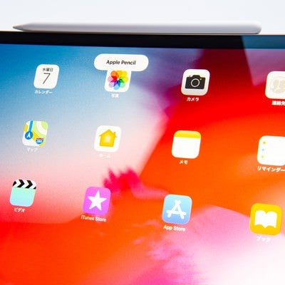 iPad Pro 2018の側面に装着されたApple pencilの写真