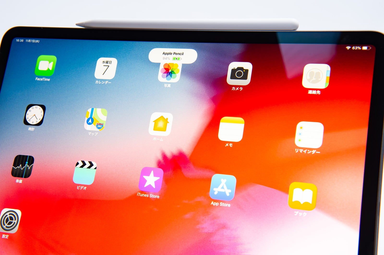 「アップルペンシルが装着されたタブレットのホーム画面（iPad Pro 2018とApple pencil）」の写真