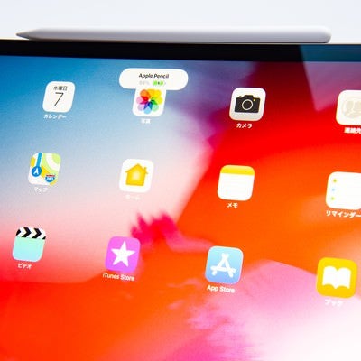 アップルペンシルが装着されたタブレットのホーム画面（iPad Pro 2018とApple pencil）の写真