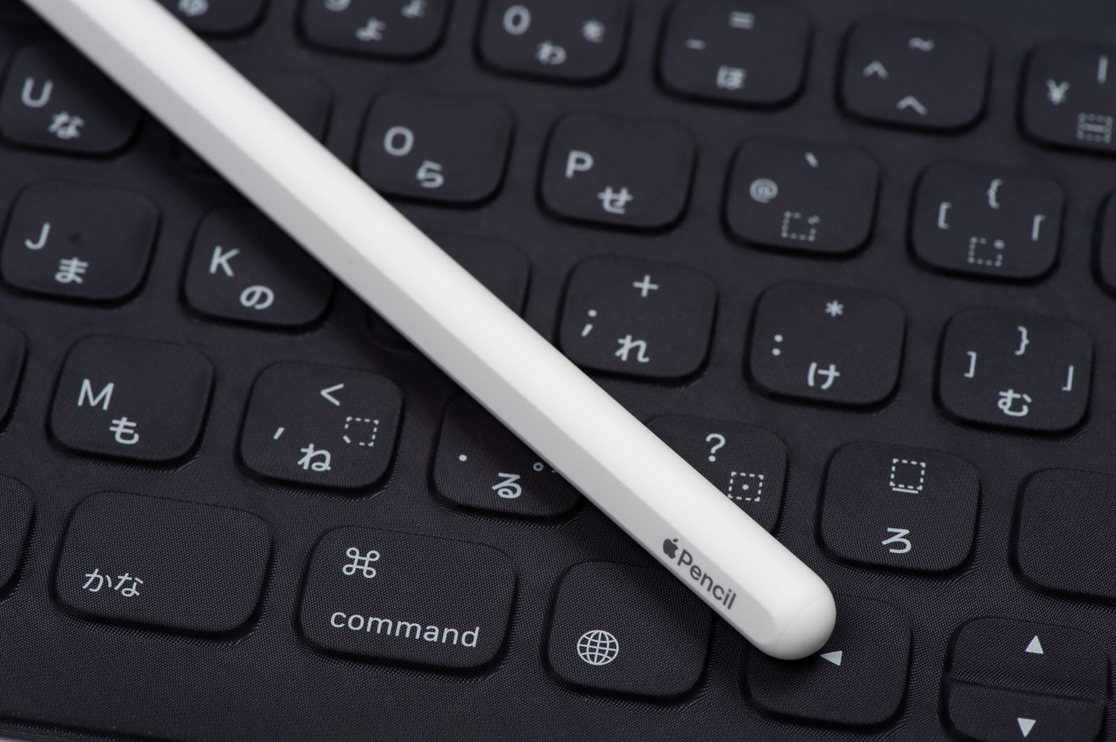 「キーボード上のApple pencil（Smart Keyboard Folio）」の写真