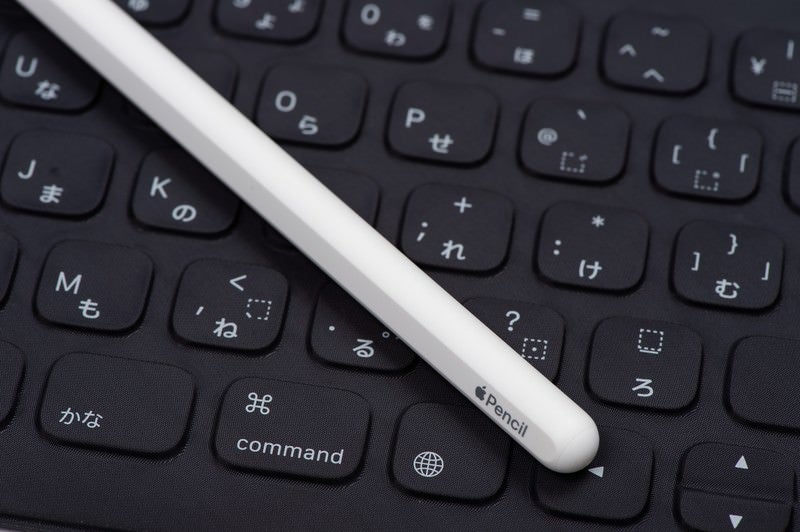 iPad に接続した Smart Keyboard Folioのキーボードに転がる iPad に接続した Smart Keyboard Folioのキーボードに転がる