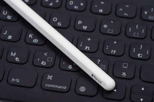 キーボード上のApple pencil（Smart Keyboard Folio）の写真
