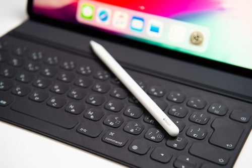 Smart Keyboard Folioのキーボード部分に転がるApple pencilの写真