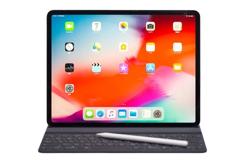 12.9インチ iPad Pro 2018にSmart Keyboard FolioとApple pencilの組み合わせの写真
