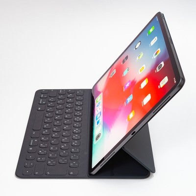 12.9インチ iPad Pro 2018とSmart Keyboard Folioの側面の写真
