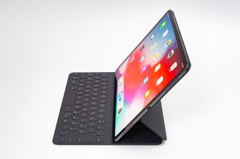 12.9インチ iPad Pro 2018とSmart Keyboard Folioの側面の写真