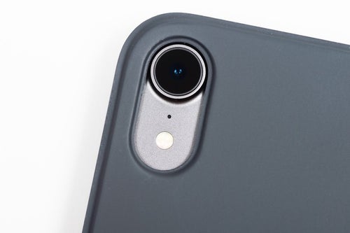 iPad Pro 2018にカバーを装着したカメラ部分（Smart Keyboard Folio）の写真